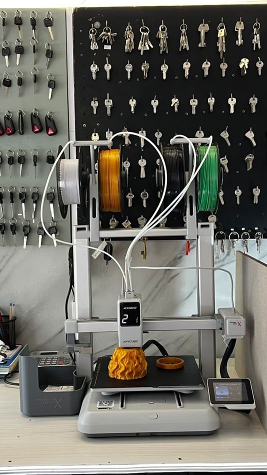 Impressora 3D fabricando peça no FCO Chaveiro em Picos